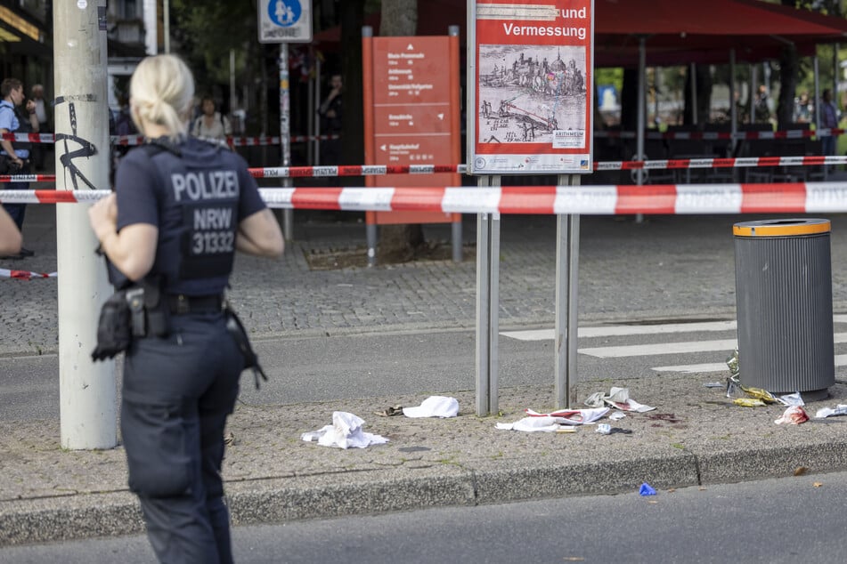 Am Bonner Busbahnhof sind am Dienstagnachmittag zwei Menschen mit einem Messer verletzt worden.