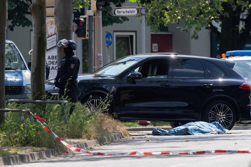 Mann (†30) in fahrendem Auto erschossen: Schütze weiter auf der Flucht