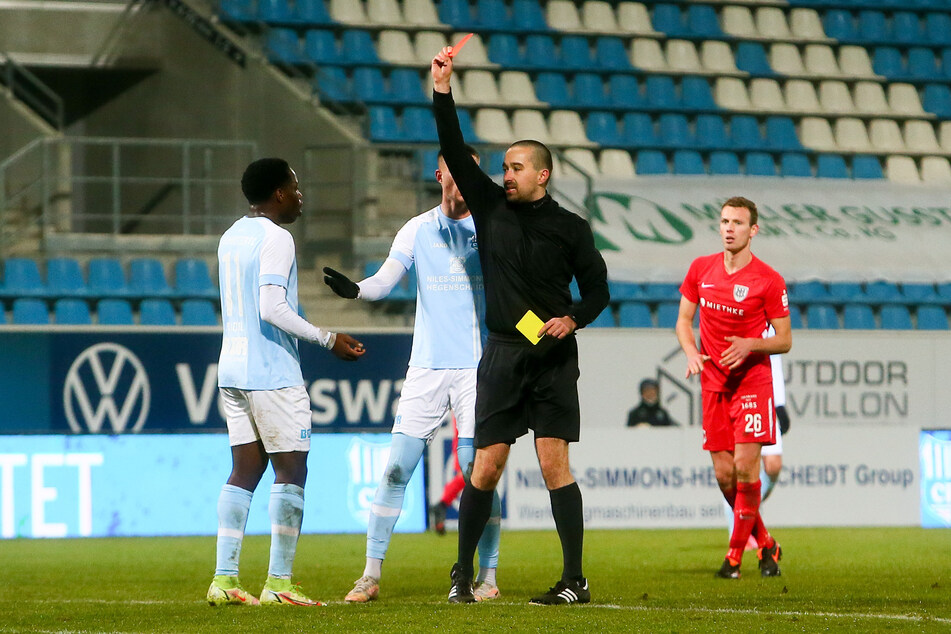Schiedsrichter Denis Waegert zeigt Benjika Caciel (20, l.) die Rote Karte.