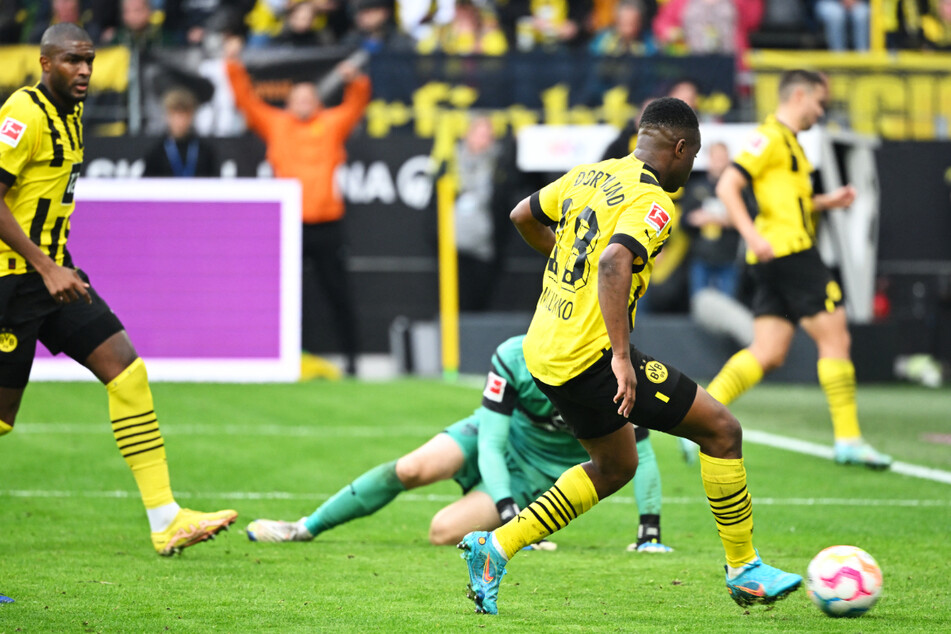 Am gestrigen Samstag drückte Youssoufa Moukoko (17, v.-r.) das Leder zum 5:0-Endstand für den BVB gegen den VfB Stuttgart über die Linie.