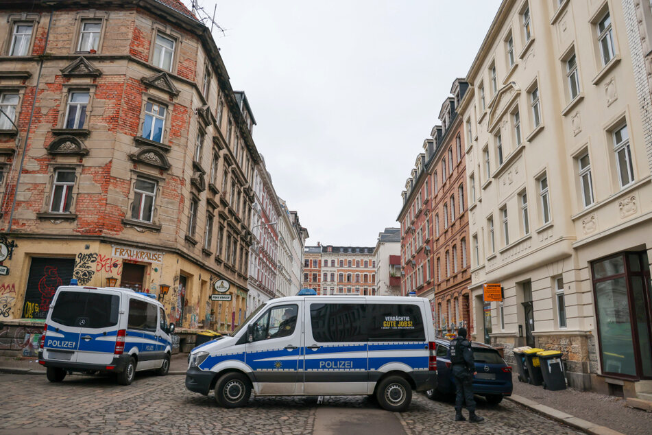 Gegen 6 Uhr morgens starteten mehr als 100 Polizisten eine Razzia in Connewitz.