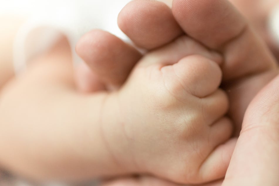 Familie unter Schock: Elf Jahre alte Tochter bringt plötzlich Baby zur Welt!
