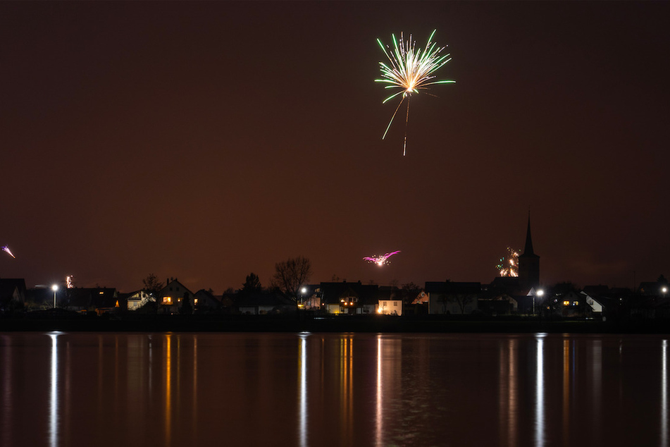 Nur wenige Silvesterraketen sind über der Ortschaft Ebing am 31. Dezember 2020 zu sehen.