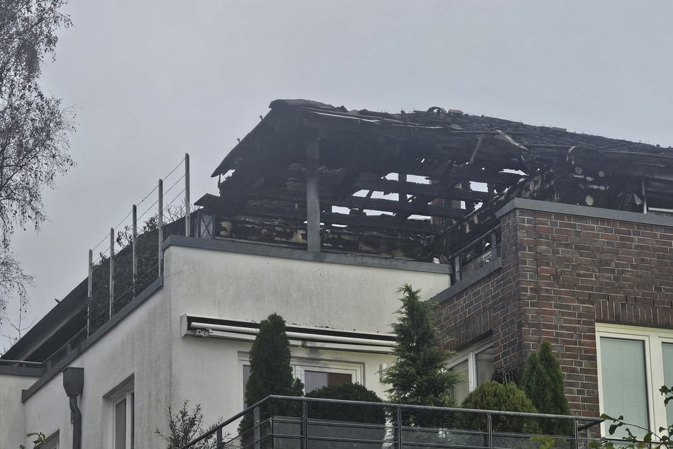 Die Feuerwehr Hamburg musste bei den Löscharbeiten Teile des Dachs der Stadtvilla abnehmen.