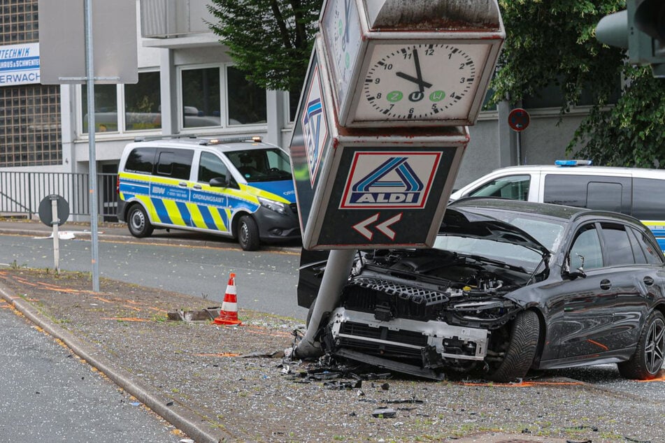 Am frühen Montagmorgen krachte ein 64-Jähriger aus bislang ungeklärten Gründen in eine Werbetafel.