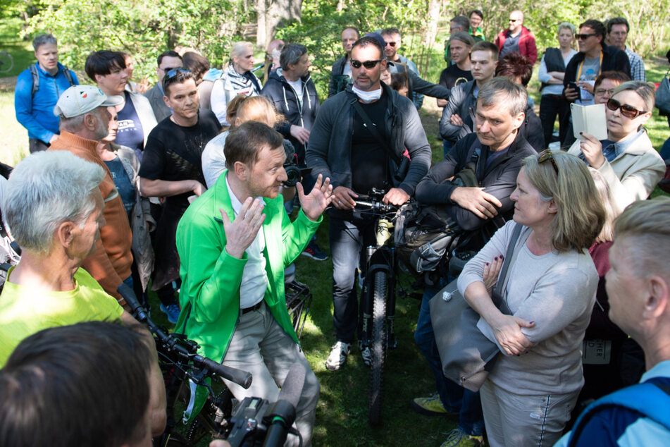Michael Kretschmer (45, CDU, re.), Ministerpräsident von Sachsen, sprach am 16. Mai im Großen Garten in Dresden mit Anhängern von Verschwörungstheorien zur Corona- Krise. Eine Maske trug er dabei nicht.
