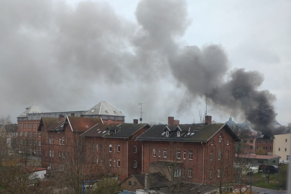 Ehemaliges Keramikwerk in Flammen: Feuerwehr mehrere Stunden im Einsatz