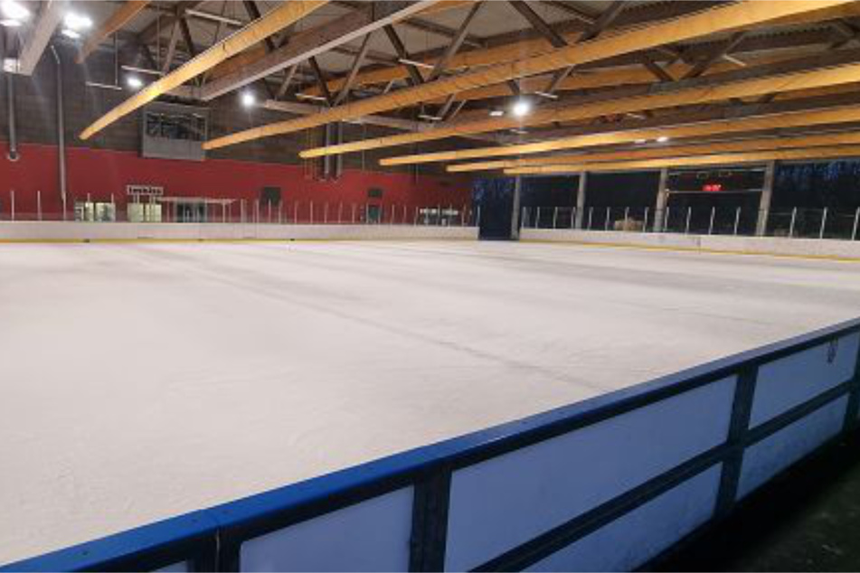 Berlin-Charlottenburg hält mit einer schönen Eissporthalle eine geeignete Option zum Schlittschuhlaufen parat.
