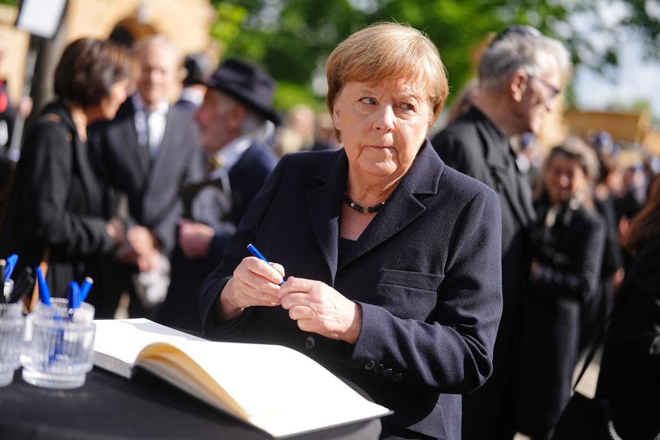 Auch Angela Merkel trug sich im ausgelegten Kondolenzzbuch ein.