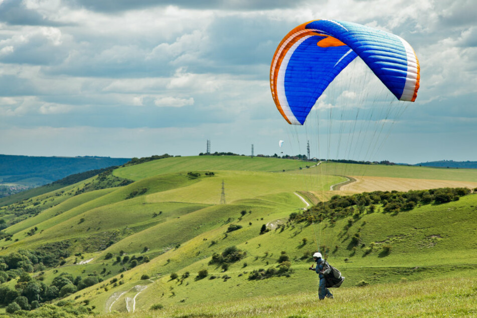 Der Mann wollte gerade seinen Gleitschirm für den Flug vorbereiten, als dieser von einer Windböe erfasst wurde. (Symbolbild)
