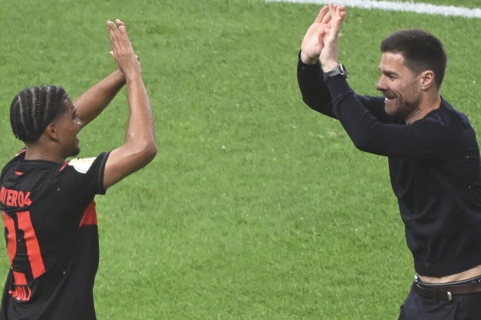 High Five zur Vertragsverlängerung? Amine Adli (24, l.) ist einer der Top-Joker von Trainer Xabi Alonso (42, r.). (Archivbild)