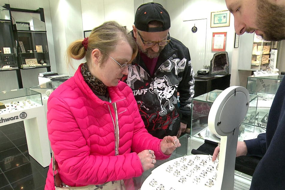 Jessica (40) und Olaf (55) beim Ehering-Kauf.