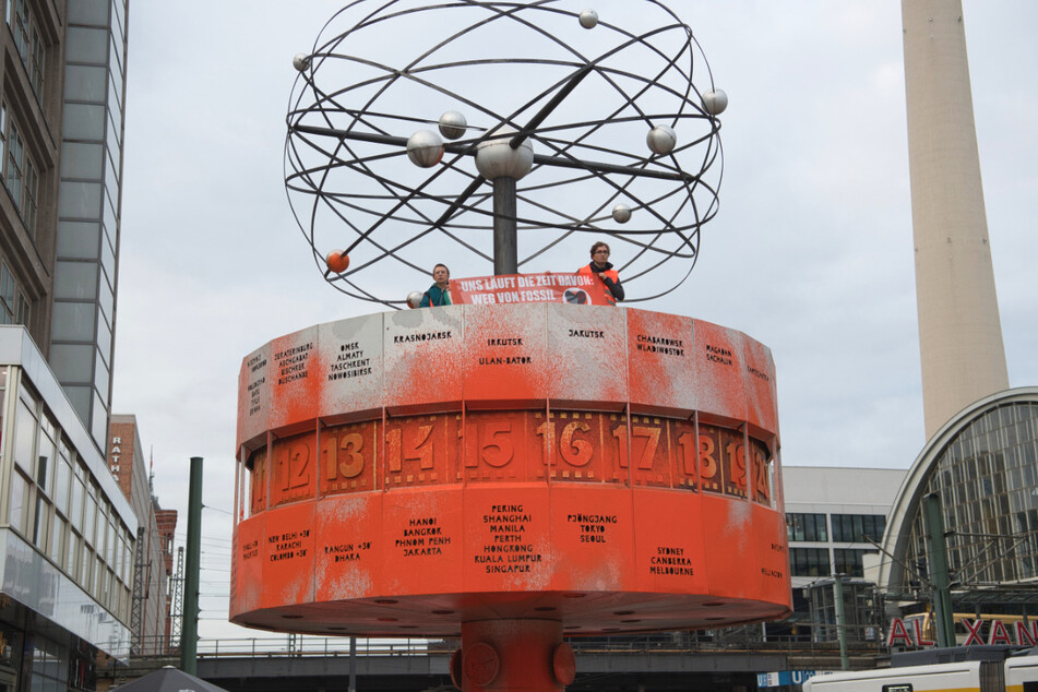 Aktivisten der "Letzten Generation" haben im Oktober die Weltzeituhr am Alexanderplatz in der Farbe Orange besprüht.