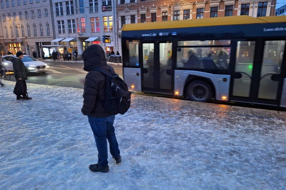 Leipzig: Not-OP nach Angriff im Leipziger Osten: Opfer rettet sich schwer verletzt in Linienbus