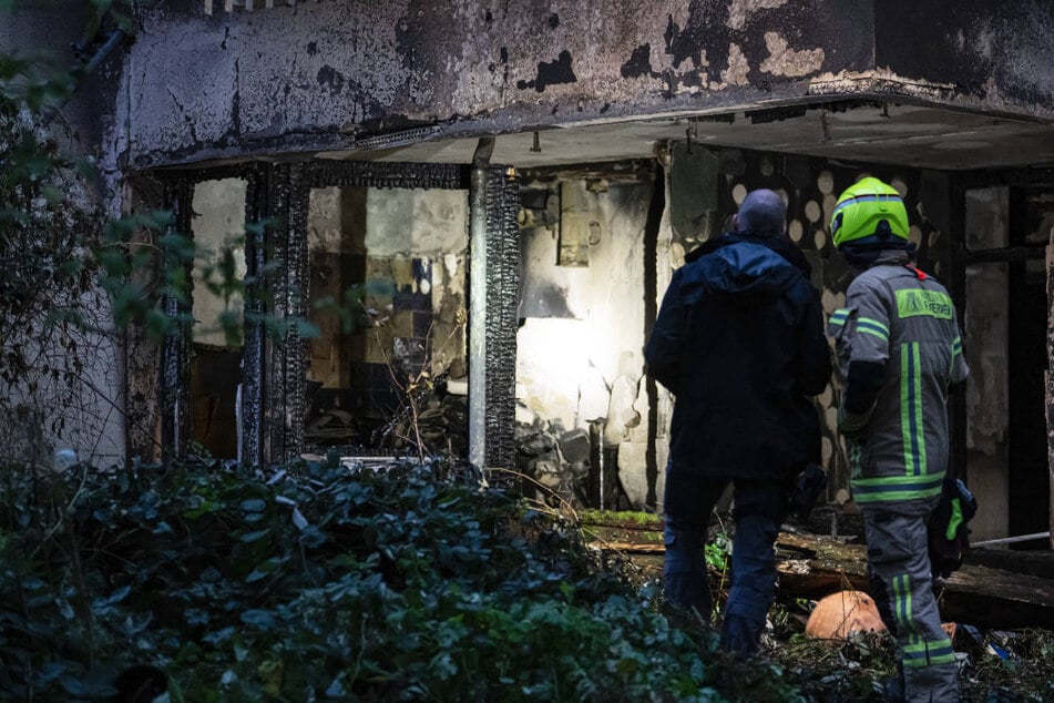 Die Erdgeschosswohnung ist komplett ausgebrannt.