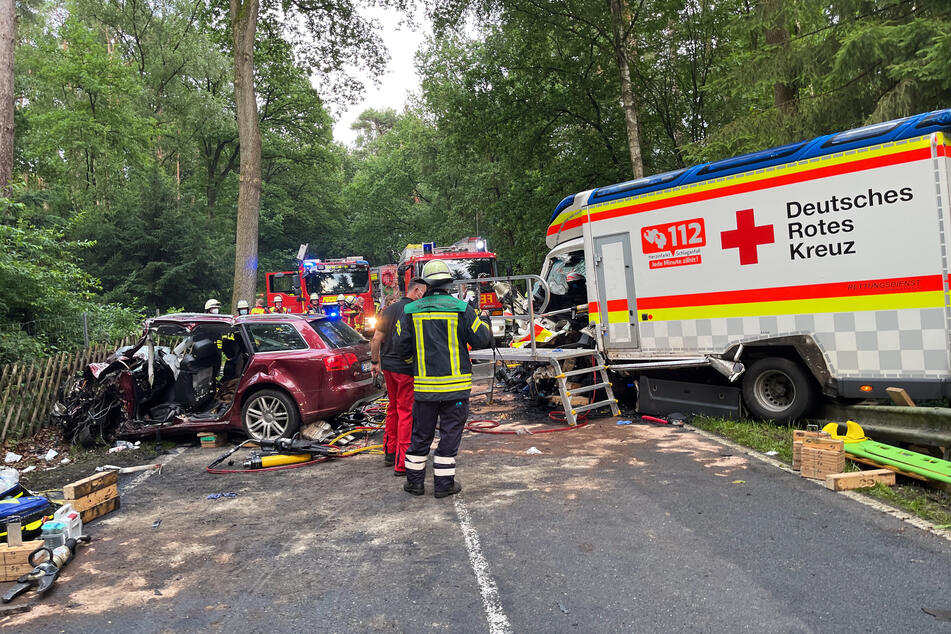 Rettungskräfte im Einsatz. Drei Menschen wurden nach ersten Informationen schwer verletzt.