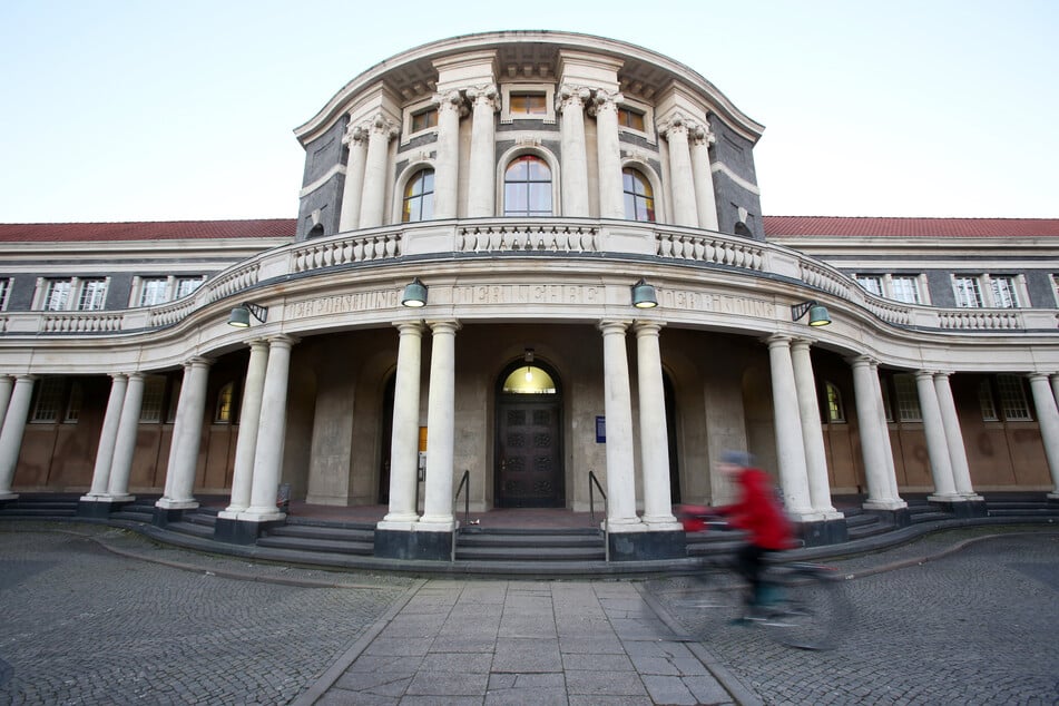 Der Haupteingang der Universität Hamburg.