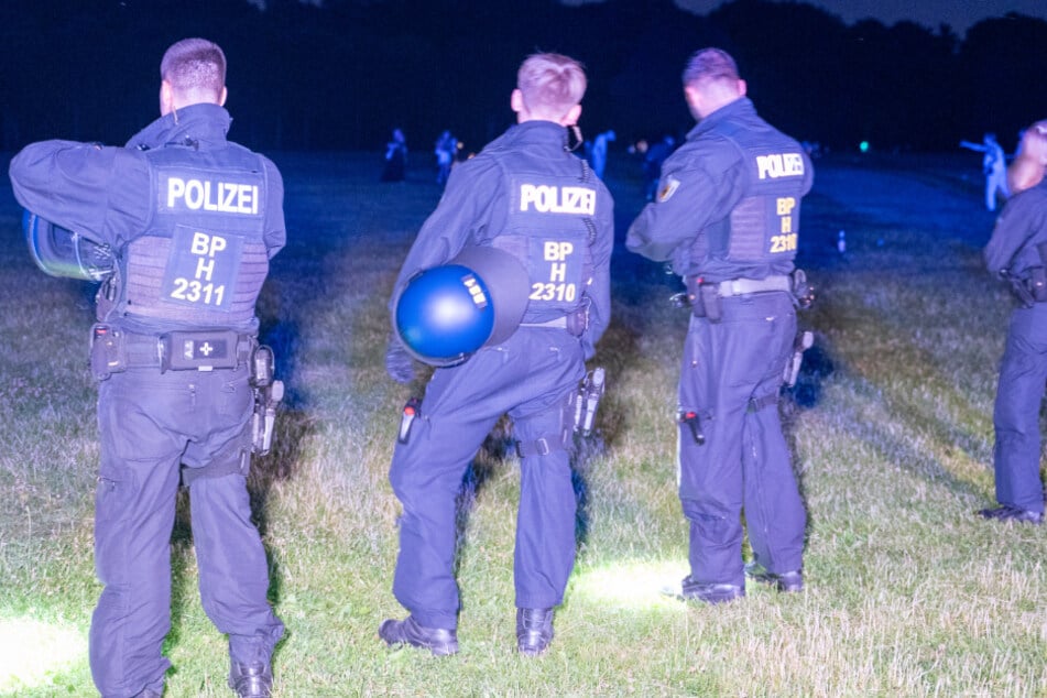 Die Polizei musste mit einem Großaufgebot anrücken, um die Situation zu beruhigen. Ein Beamter wurde verletzt.