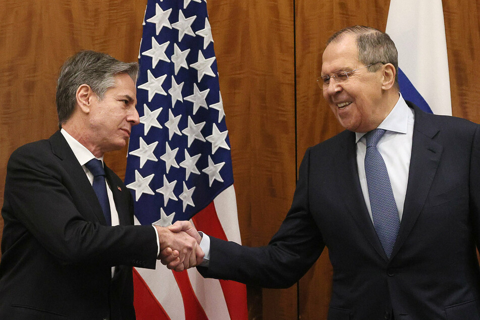 US Secretary of State Antony Blinken (l.) shakes hands with Russian Foreign Minister Sergei Lavrov in Geneva.