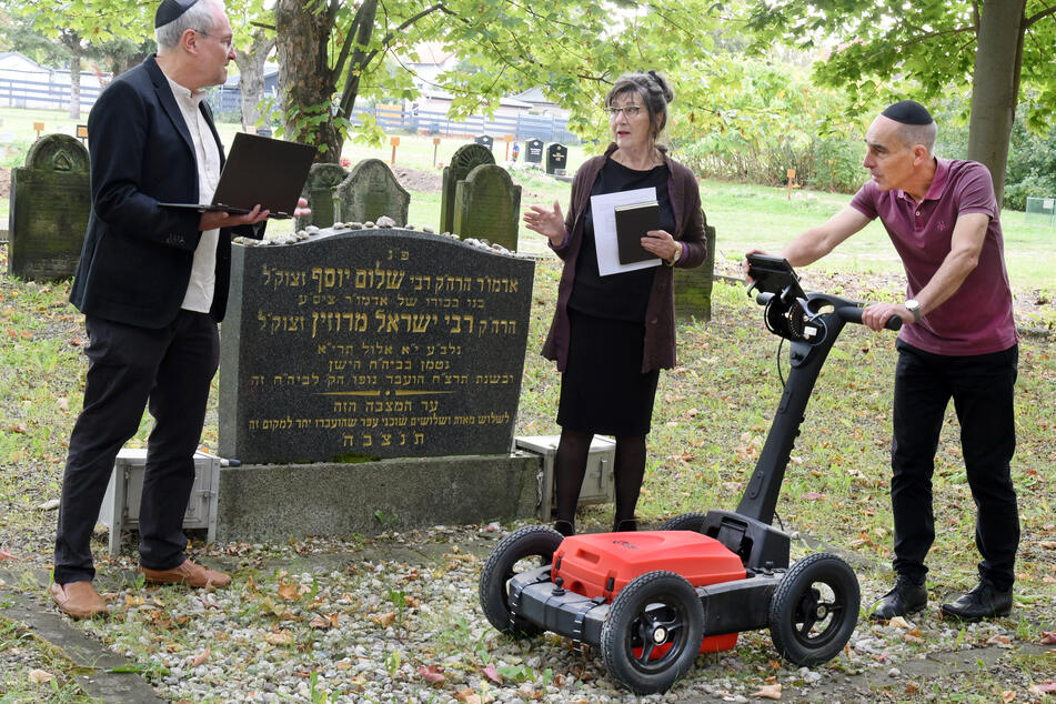 Ralf Thiele (r), Geotechnik-Professor an der Hochschule für Technik, Wirtschaft und Kultur (HTWK), vermisst mit einem Bodenradargerät die jüdische Ruhestätte.