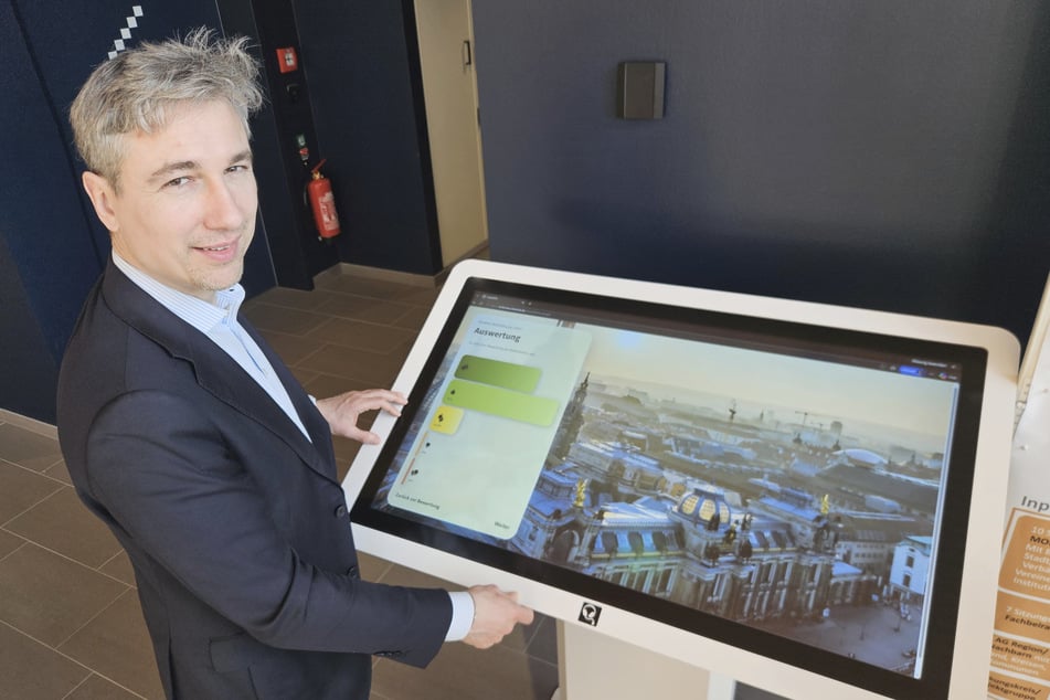 Verkehrsbürgermeister Stephan Kühn (46, Grüne) an einem Automaten im Stadtforum, an dem Bürger auch abstimmen können.