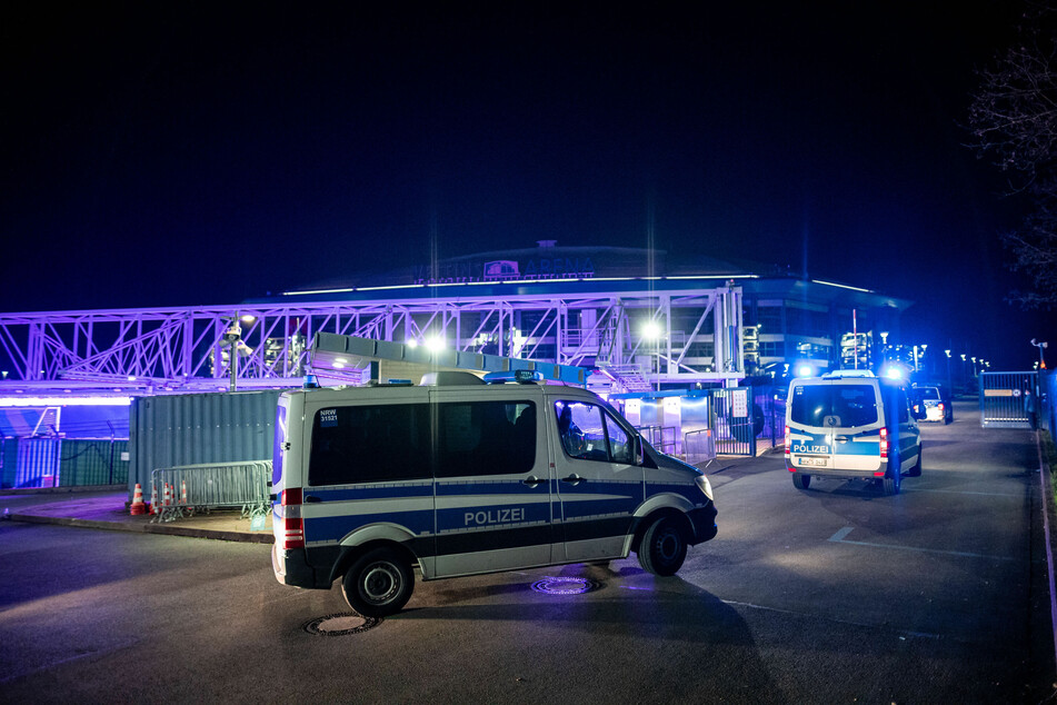 Einsatzkräfte der Polizei auf dem Schalker Vereinsgelände.