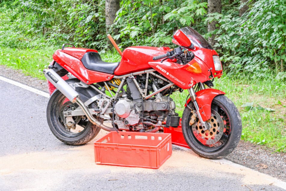 Der Mann war auf einem Motorrad unterwegs.