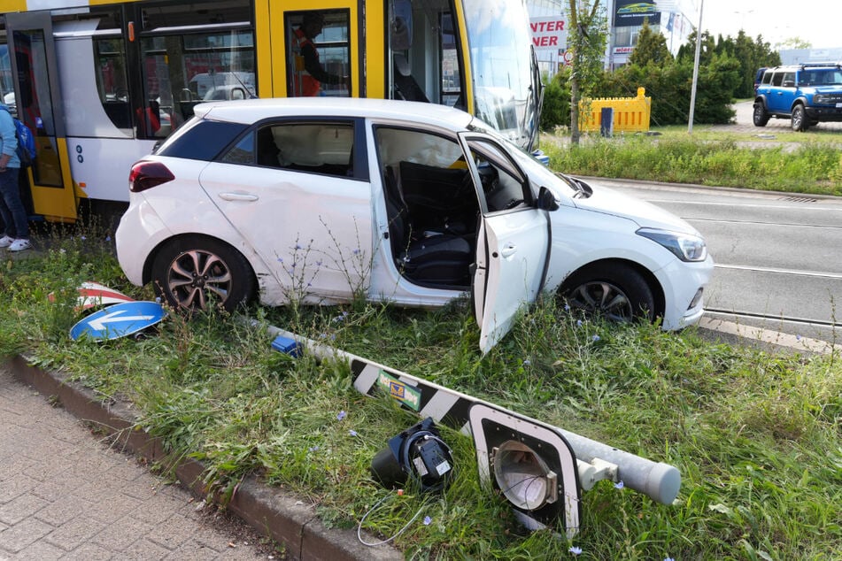 Eine Person an Bord des Hyundai wurde dabei laut Polizei leicht verletzt.