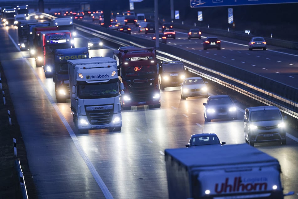 Die A14 musste nach dem Unfall in der Nacht stundenlang gesperrt werden. (Symbolbild)