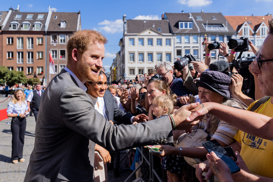 Prinz Harry nimmt sich Zeit für die wartenden Fans.