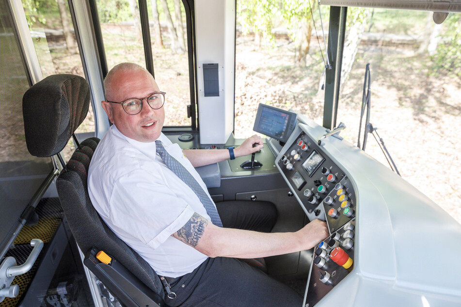 Bei der Arbeit: Tramfuencer Maik Zeuge (45) an seinem Lieblingsplatz, im Cockpit der Straßenbahn.