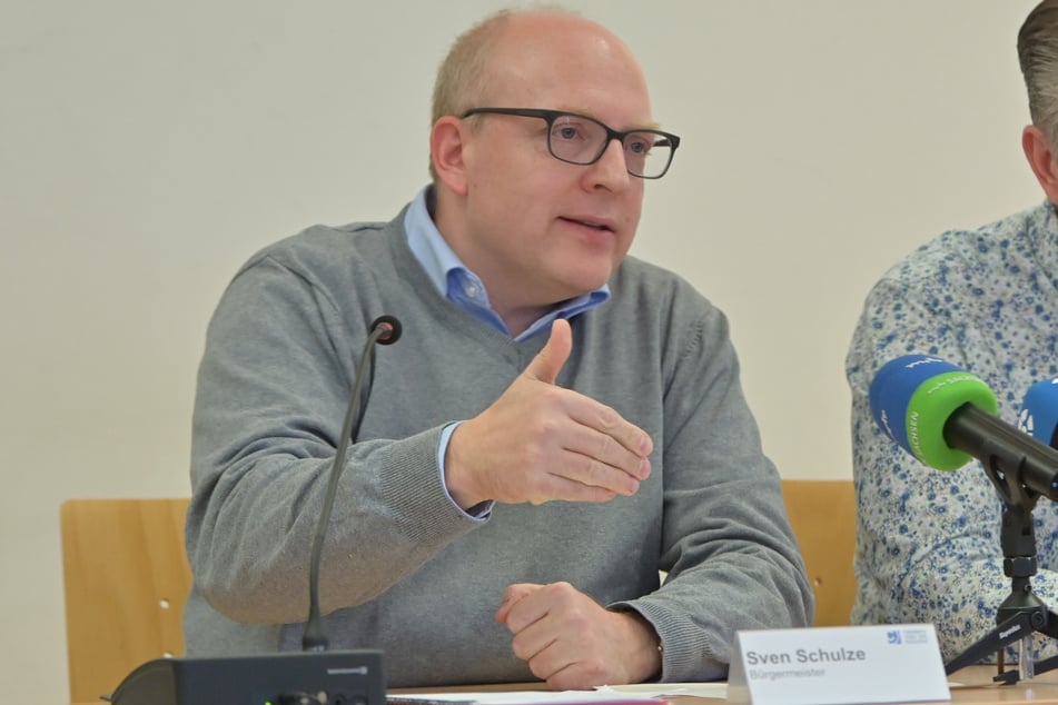 Stadt-Kämmerer und Finanz-Bürgermeister Sven Schulze (48, SPD) will eine Haushaltssperre um jeden Preis verhindern.