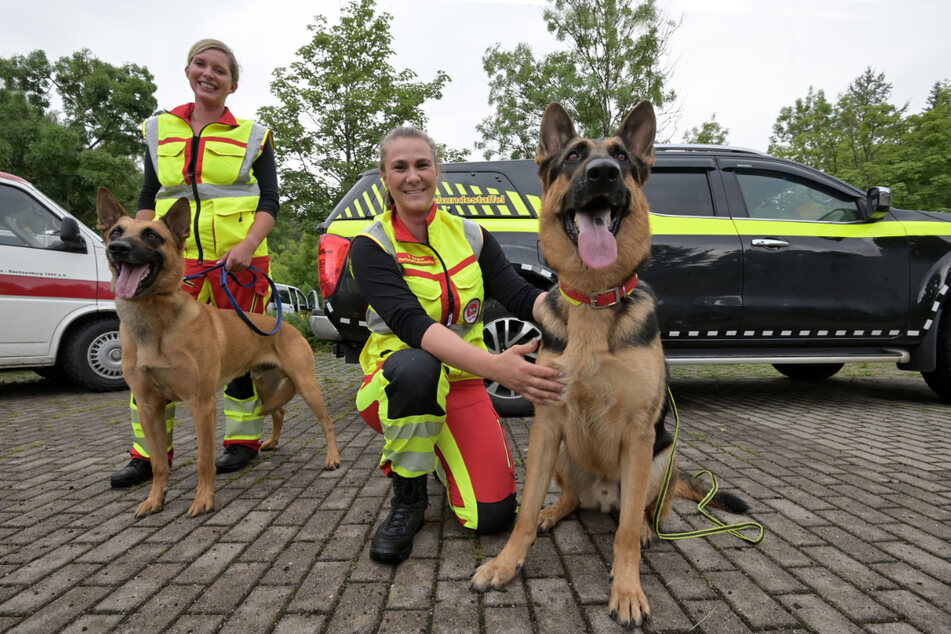 Starkes Team: Die Hundeführerinnen Lisette Sommer (l., 30) und Victoria Bergner (33) mit Campino (l.) und Roland (beide 3).
