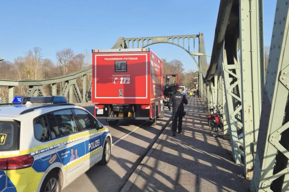 Erneuter Einsatz an der Glienicker Brücke: Leblose Person aus der Havel geborgen