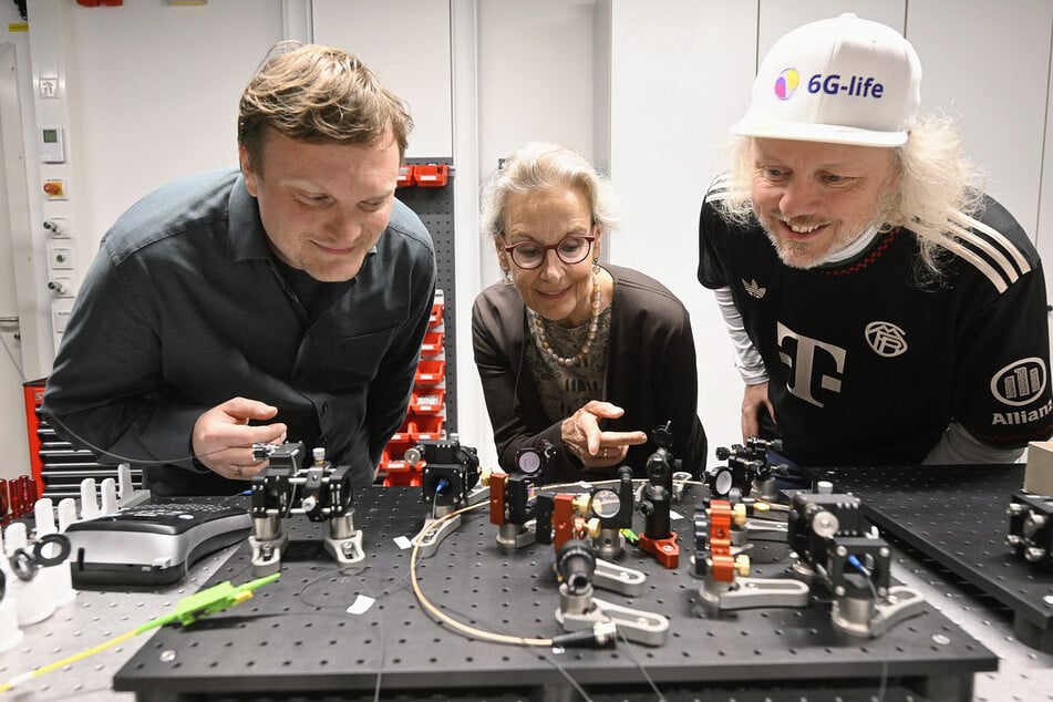 Caspar Hopfmann, TU-Rektorin Ursula Staudinger und Frank Fitzek im neu eröffneten Quantenlabor.