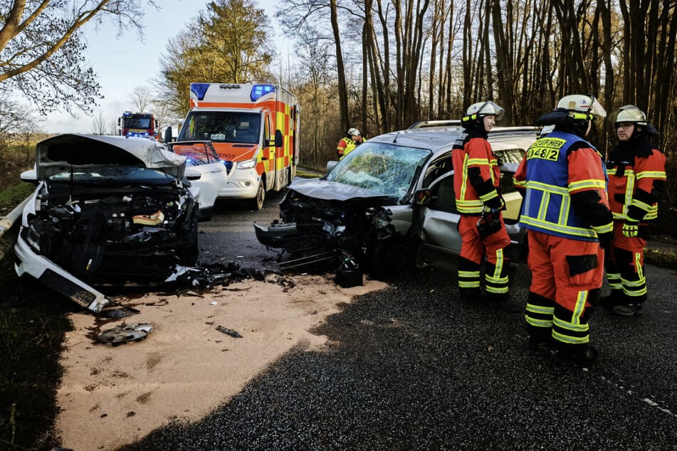 Bei einem schweren Frontalcrash auf einer Bundesstraße bei Oldenburg in Holstein wurden zwei Personen schwer verletzt.