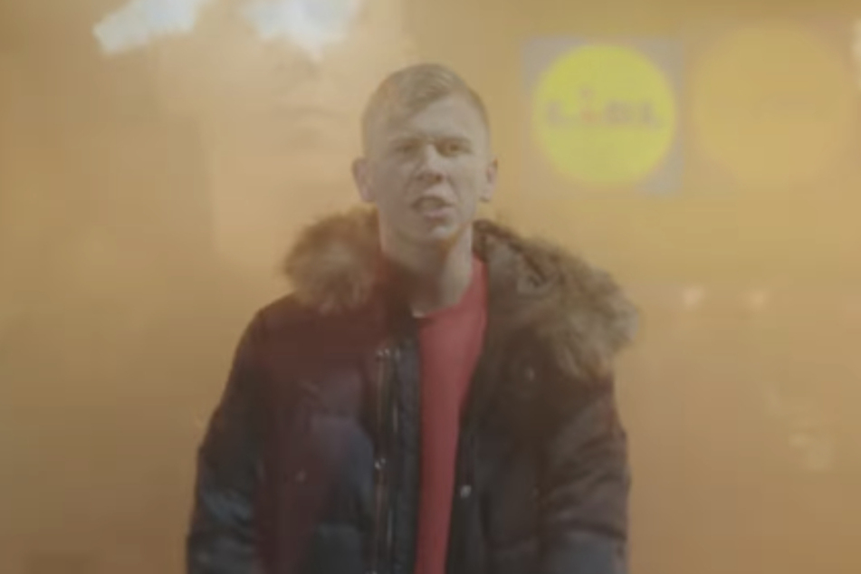 Der Rapper lässt in dem Song kaum ein gutes Haar an anderen Supermärkten, dafür stellt er die Lidl App vor.