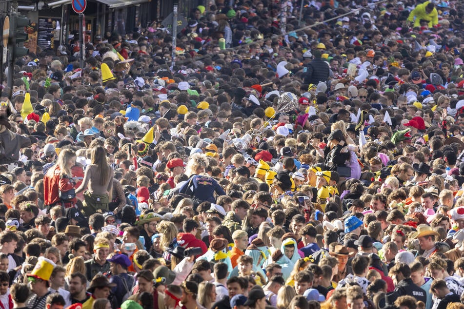 In der Karnevalshochburg Köln feiern Tausende Jecken am Dienstag den Auftakt in die Session.