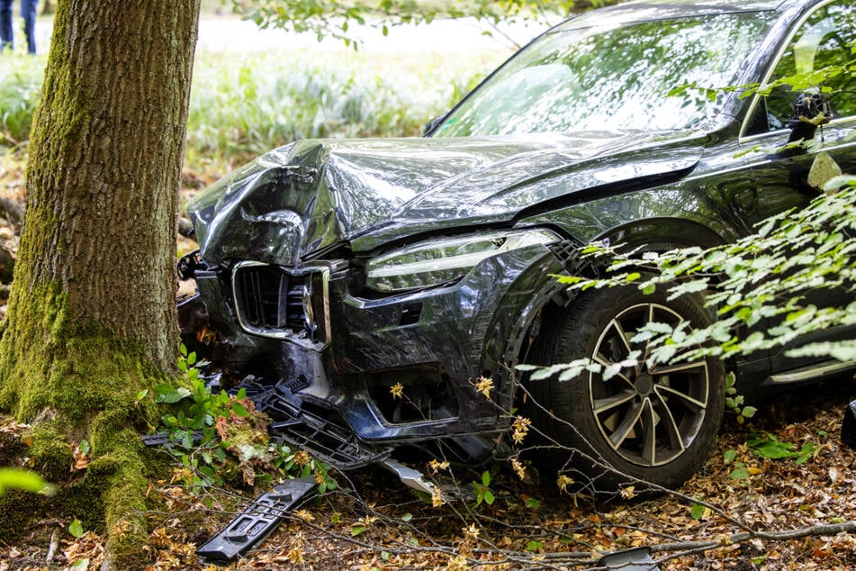 Durch Handy am Steuer abgelenkt? Volvo kracht gegen Mercedes und Baum