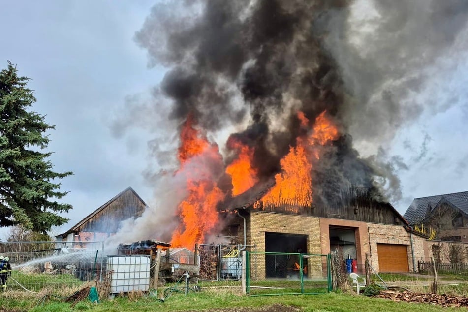 Der Scheunenbrand in Wittbrietzen (Potsdam-Mittelmark) war schon von Weitem sichtbar.