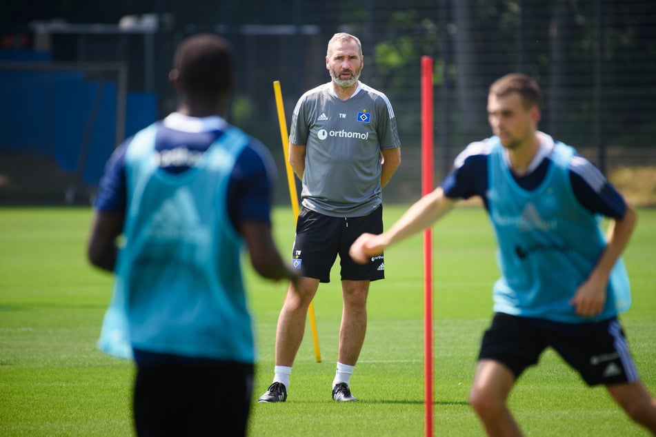 HSV-Coach Tim Walter (45, M.) hat beim Testspiel gegen Silkeborg IF gesehen, dass noch viel Arbeit vor ihm und seiner Mannschaft liegt. (Archivfoto)