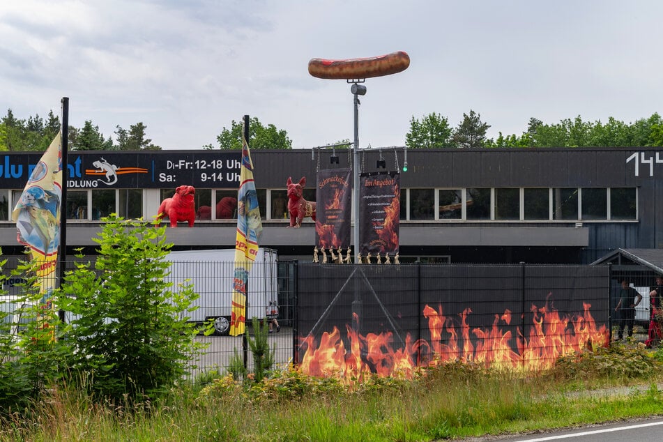 Metertief im Boden verankert, zubetoniert, Marke Eigenbau: Sachsens größte Thüringer dreht sich in Hoyerswerda.