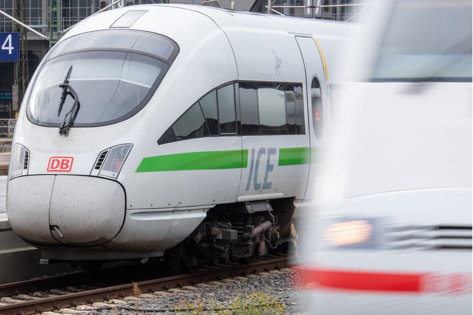 Die Züge der Baureihe 411 (l.) sollen zwischen Dresden und Wiesbaden erst im Oktober 2026 durch längere Fahrzeuge der Baureihe 401 (r.) ersetzt werden. (Archivbild)