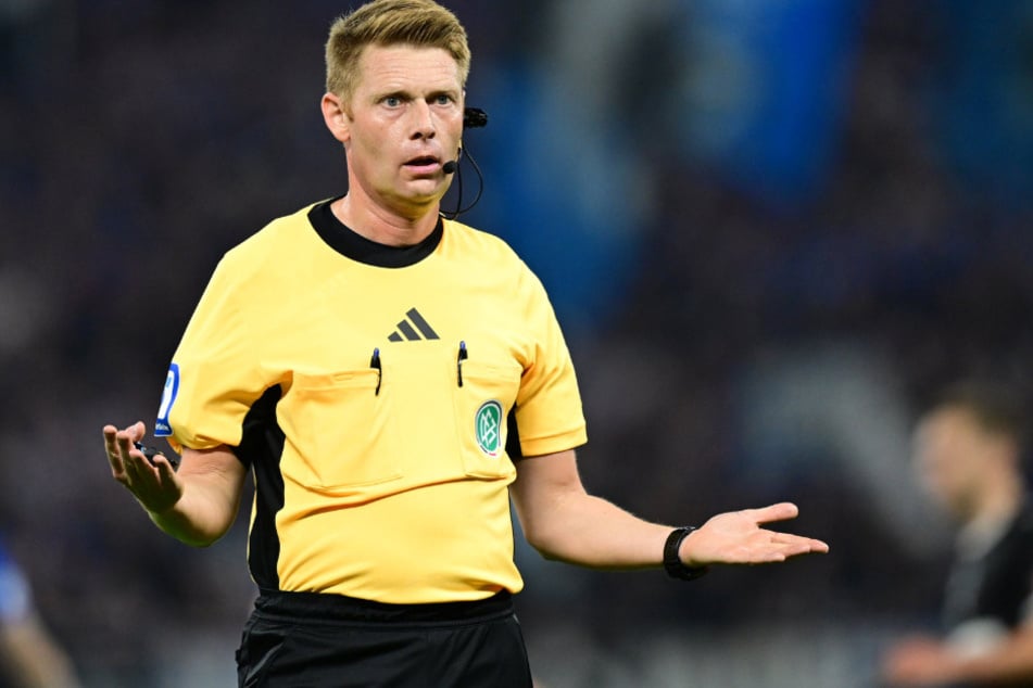 Schiedsrichter Christian Dingert (45) stand beim Derby einige Male im Mittelpunkt, gestand nach der Partie aber offen eine Fehlentscheidung ein.