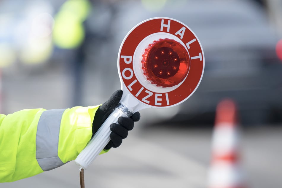 Halt, Polizei! Wenn die Kelle nach oben geht, wird im Anschluss zumeist kontrolliert. (Symbolbild)
