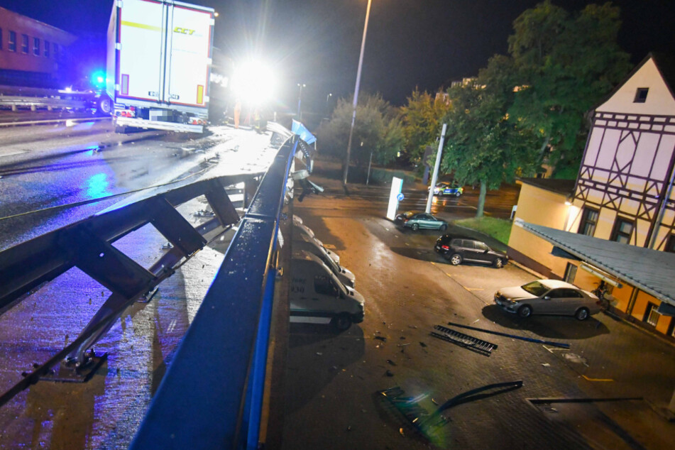 Der Laster war von der Fahrbahn abgekommen und hatte Teile des Geländers beschädigt. Dabei waren auch Trümmerteile herabgestürzt.
