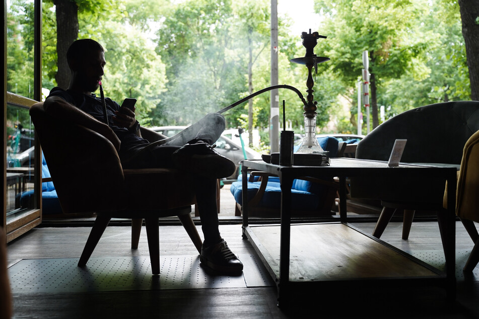 Wegen des Preisanstiegs rauchen viele lieber daheim, als in einer Shisha-Bar. (Symbolbild)