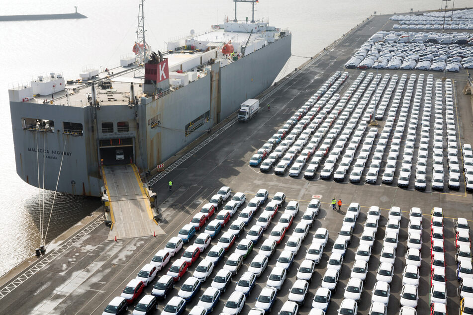 Fahrzeuge des Volkswagen Konzerns stehen im Hafen von Emden zur Verschiffung bereit.