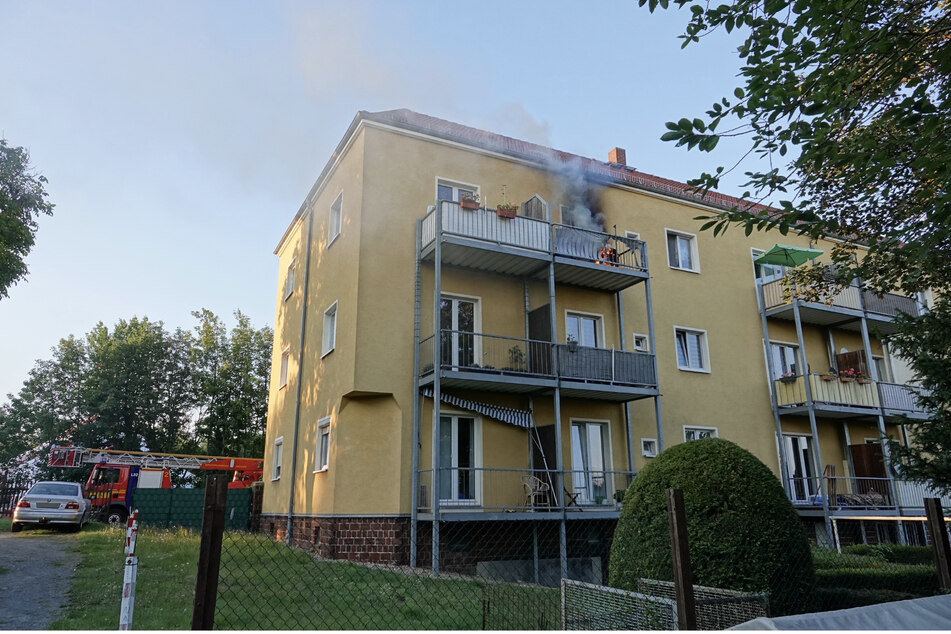 An der Steinbacher Straße brannte es auf dem Balkon im Obergeschoss eines Mehrfamilienhauses.