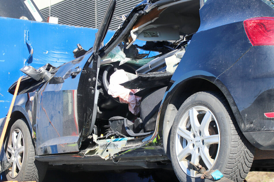 Unfall A3: Heftiger Unfall! Autofahrerin kracht auf A3 in stehenden Laster